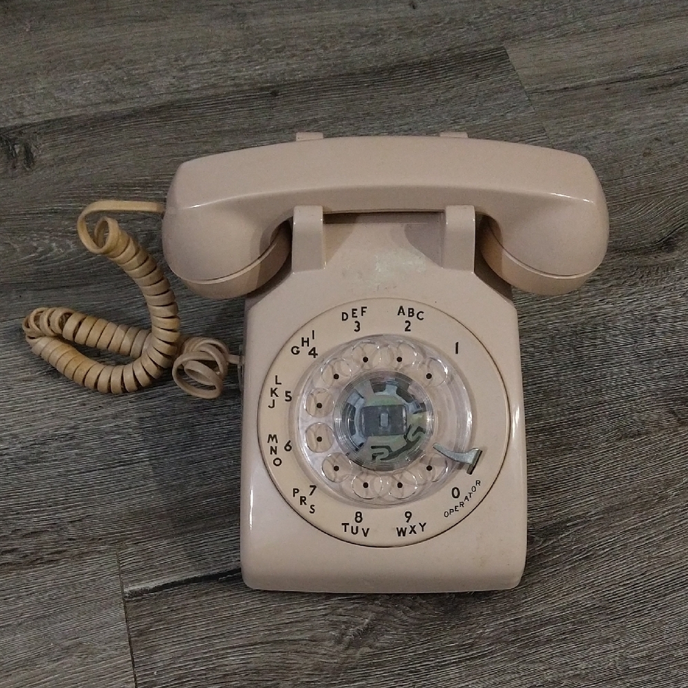Vintage: Beige Rotary Dial Telephone